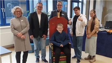 Der Schulsieger des Vorlesewettbewerbs, Linus Brandt, sitzt auf dem Thron.