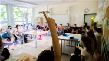 Ein Schüler meldet sich in einer gemischten Klasse
