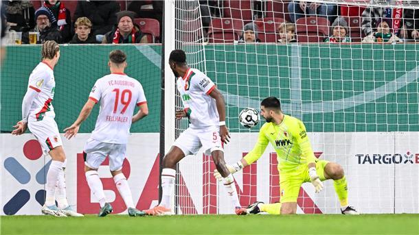 Wagners Horrorwoche: „Verunsichert? Null komma null“ Der Schuss, der zum Augsburger Pokal-K.o. führt. Verteidiger Chrislain Matsima (M) fälscht den Ball auch noch unglücklich und damit unhaltbar ab.