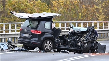 Auto stürzt in Mittellandkanal - viele Fragen bleiben offen Der schwarze Pkw wurde völlig zerstört. Das Dach des Wagens ist größtenteils abgerissen.