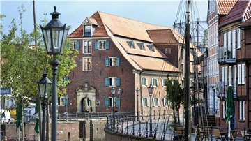 Der Schwedenspeicher in Stade ist in die Altstadt mit dem historischen Hafen eingebettet. Hier ist die Ausstellung "Erinnert euch!" zu sehen.