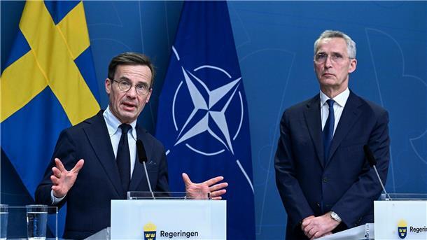 Der schwedische Ministerpräsident Ulf Kristersson (l) und Nato-Generalsekretär Jens Stoltenberg bei einer Pressekonferenz in Stockholm.
