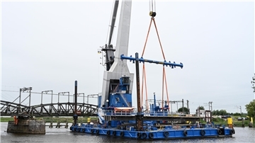 Schwimmkran an der Eisenbahnbrücke über die Hunte bei Elsfleth 