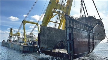 Der Schwimmkran Hebo Lift 10 hebt das Heck des gesunkenen und zweigeteilten Frachters „Verity“. Dieses Foto entsand im Sommer 2024. Mittlerweile sind die Wrackteile des Schiffes entsorgt worden. 