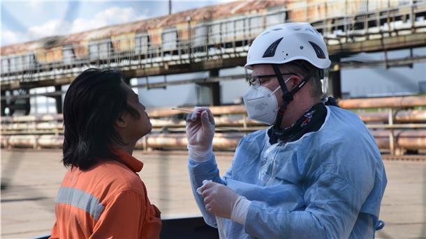 Der Seemann Romulo Don (37, links) ist dankbar über das Angebot des DRK Kreisverbands Wesermarsch, einen PCR-Test direkt am Schiff zu nehmen. Er kann dank des negativen Ergebnisses seines Tests heute nach acht Monaten auf See nach Hause nach Manila fliegen.