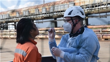 Der Seemann Romulo Don (37, links) ist dankbar über das Angebot des DRK Kreisverbands Wesermarsch, einen PCR-Test direkt am Schiff zu nehmen. Er kann dank des negativen Ergebnisses seines Tests heute nach acht Monaten auf See nach Hause nach Manila fliegen.
