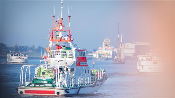 Live-Blog Weser-Parade: Lauter schöne Schiffe vor Bremerhaven Der Seenotrettungskreuzer "Hermann Rudolf Meyer" - 1996 in Dienst gestellt und in Bremerhaven stationiert.