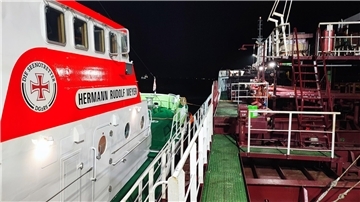 Der Seenotrettungskreuzer „Hermann Rudolf Meyer“ ist beim dänischen Tankschiff längsseits gegangen, um den Erkrankten zu übernehmen.