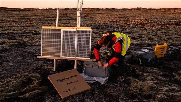Der seismische Geologe Tom Winder arbeitet bei Grindavik an einem Seismographen.