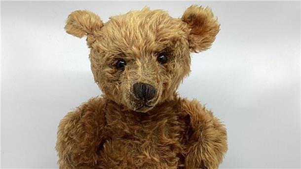 Der seltene Steiff-Teddybär aus dem Jahr 1905, der in Bishton Hall unter den Hammer kam.