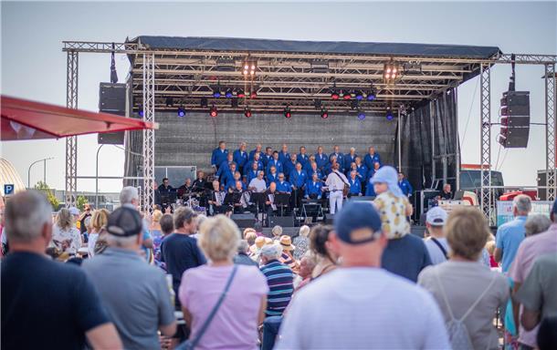 Der Shanty-Chor aus Groningen in den Niederlanden unterhält die Gäste.