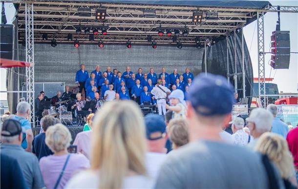 Der Shanty-Chor aus Groningen in den Niederlanden unterhält die Gäste.