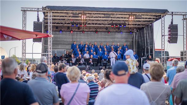 Shantys und Sandstrand: Bremerhavener Matjestage starten mit Urlaubsflair Der Shanty-Chor Oosterstörm aus Groningen in den Niederlanden unterhält die Gäste.