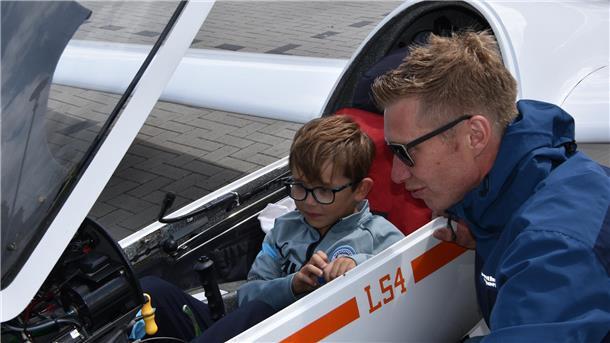 Ein junge sitzt in einem Segelflugzeug