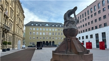 Der Silvius-Magnago-Platz in Südtirols Hauptstadt Bozen, links der Sitz der Landesregierung, in der Mitte das Parlamentsgebäude.