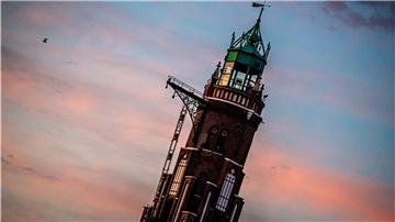 Untergehende Sonne hinter der Spitze des Loschen-Leuchtturms im August 2020.