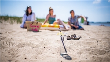 Der Sommer hat wohl ein schlechtes Gewissen. Nach Monaten mit Regen und niedrigen Temperaturen ist es plötzlich so warm, dass nun doch noch all die Sommervergnügen nachgeholt werden können, die bisher ausfallen mussten: Nacktbaden in der Nordsee zum Beispiel oder laue Nächte mit Livemusik. Wir haben zusammengetragen, was in Stadt und Land möglich ist, um den Sommer zu retten. Aber Vorsicht: Viel Zeit ist nicht mehr, schon am Wochenende wird’s wieder herbstlich.