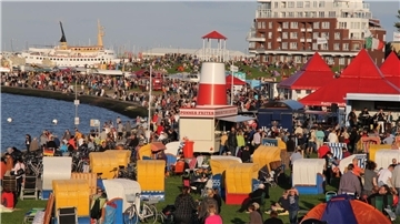 Der Sommerabend am Meer 2023 ist abgesagt. Aufgrund des ständigen Dauerregens kann die Veranstaltung nicht wie geplant auf dem aufgeweichten Gründeich und Deichvorland stattfinden.