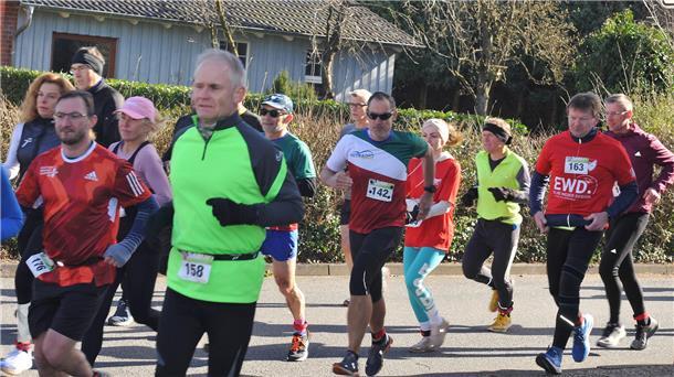 TSV Gnarrenburg eröffnet Laufsaison 2024 Sportliche Menschen laufen in Gnarrenburg