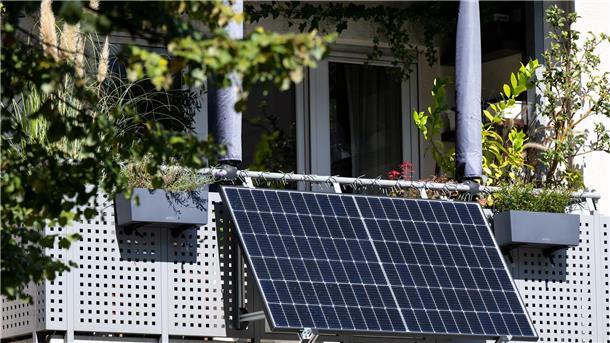 Prognose 2025: Sonnenstrom überholt Braunkohle Der Sonnenstromverband BSW Solar erwartet in diesem Jahr weiteres rasantes Wachstum bei kleinen Balkonsolaranlagen. (Foto: Illustration)