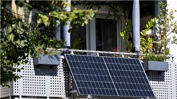 Der Sonnenstromverband BSW Solar erwartet in diesem Jahr weiteres rasantes Wachstum bei kleinen Balkonsolaranlagen. (Foto: Illustration) 