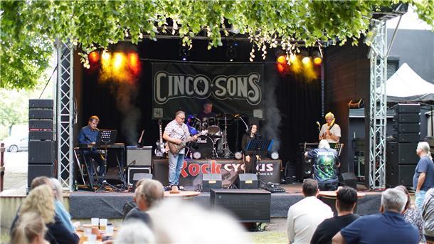 Band auf einer Bühne