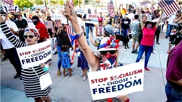 Der „Sozialismus“-Vorwurf ist beliebt bei Anhängern der extremen Rechten in den USA - hier bei einer Demonstranten gegen Corona-Maßnahmen im Jahr 2020.