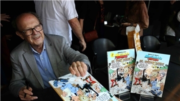 Der spanische Comic-Zeichner Francisco Ibáñez bei einer Signierstunde (2015). Jetzt ist er mit 87 Jahren gestorben.
