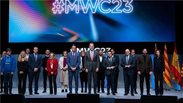 Mobilfunk-Firmen wollen Geld von Online-Riesen Der spanische König Felipe VI. (M) gemeinsam mit weiteren Teilnehmern bei der Eröffnung des Mobile World Congress 2023 in Barcelona.