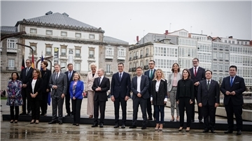 Der spanische Ministerpräsident Pedro Sánchez und Bundeskanzler Olaf Scholz posieren zusammen mit ihren Kabinettskollegen für ein Foto in La Coruña in Spanien.