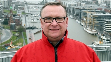 Der SPD-Bundestagsabgeordnete Uwe Schmidt steht offensichtlich auf Rockklassiker.