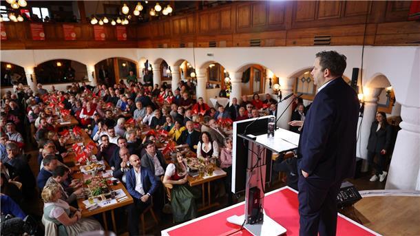 Söders „freie Fahrt“ - und eine Absage, die Sorgen macht Der SPD-Bundesvorsitzende Lars Klingbeil beim politischen Aschermittwoch in Vilshofen.