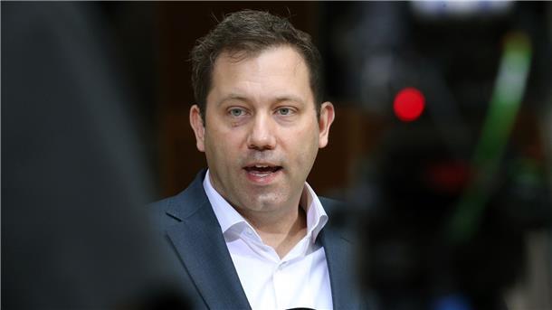 Scholz denkt über früheren Start der Gaspreisbremse nach Der SPD-Vorsitzende Lars Klingbeil sieht bei der geplanten Gaspreisbremse Nachbesserungsbedarf.