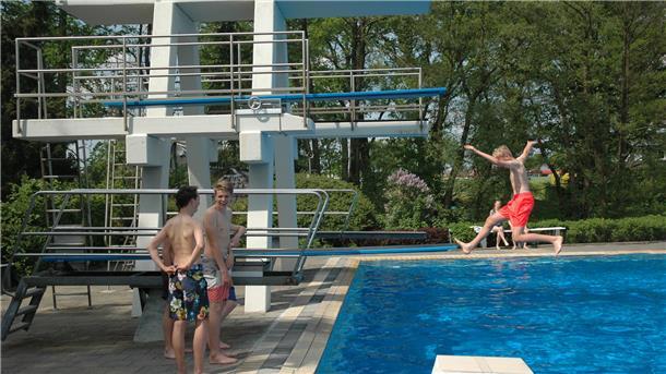 Das Foto zeigt den Sprungturm im Sittenser Freibad. 