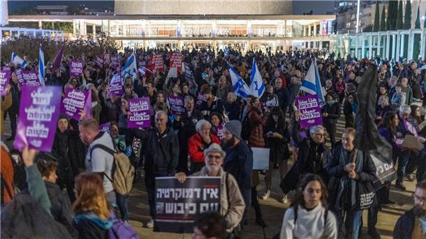 Rund 80.000 demonstrieren in Tel Aviv gegen Justizreform „Der Staat ist nicht euer Spielzeug“: Demonstranten mit Transparenten und Fahnen in Tel Aviv..