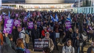 „Der Staat ist nicht euer Spielzeug“: Demonstranten mit Transparenten und Fahnen in Tel Aviv..