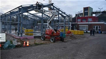Der Stahlhallenbau auf dem Nordenhamer Klärwerksgelände ist zügig vorangeschritten.