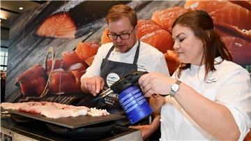 Der Stand der Deutschen See gehört zu den größten auf der Fischmesse. Sebastian Bruns und Aurelie Kernbach verschaffen mit dem Brenner und Zucker dem Fisch eine leichte Kruste.
