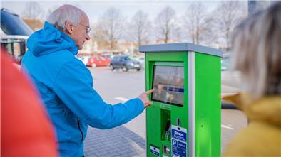 Warteschlange und Ärger: So lief der Start des Parksystems an der Stadthalle Der Start des neuen Parksystems war am Sonntag holprig. Wer mit Karte zahlen wollte, wie hier Horst Landwehr aus Sulingen, hatte Pech. Die Funktion ließ sich nicht aktivieren.
