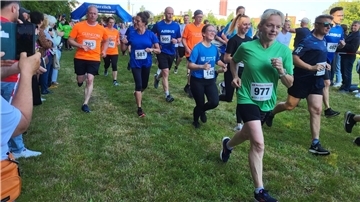 Der Startschuss ist gefallen. Jetzt geht es für die Läuferinnen und Läufer auf die sechs Kilometer lange Strecke.