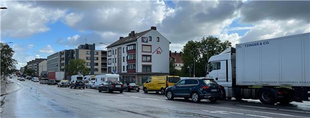 Freie Fahrt in Richtung Deichbrand: Sperrung der A27 ist aufgehoben Der Stau auf der Georgstraße/Ecke Nansenstraße.
