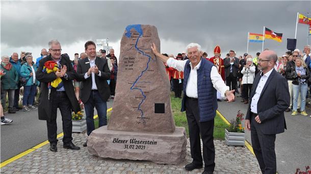 Der Stein ist enthüllt (von links): Nordenhams Bürgermeister Carsten Seyfarth, Butjadingens Bürgermeister Axel Linneweber, Weserstein-Initiator Friz Jacob und der Bürgermeister von Hannoversch-Münden, Harald Wegener.