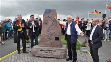 Der Stein ist enthüllt (von links): Nordenhams Bürgermeister Carsten Seyfarth, Butjadingens Bürgermeister Axel Linneweber, Weserstein-Initiator Friz Jacob und der Bürgermeister von Hannoversch-Münden, Harald Wegener.