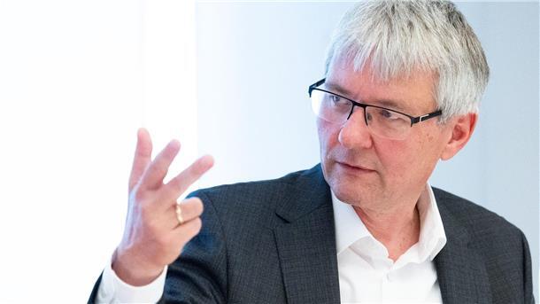 Der stellvertretende DIHK-Hauptgeschäftsführer Achim Dercks schlägt Alarm