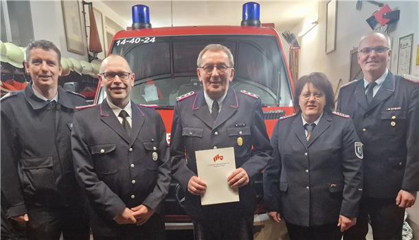 Der stellvertretende Gemeindebrandmeister Ronald Krause (von links) und Ortsbrandmeister Christian Dammann ehrten Hauptfeuerwehrmann Günter Augustin für 50 Jahre Feuerwehrdienst, flankiert auch von der stellvertretenden Ortsbrandmeisterin Nina Potschka und Abschnittsleiter Jörg Suske.