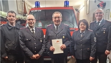 Der stellvertretende Gemeindebrandmeister Ronald Krause (von links) und Ortsbrandmeister Christian Dammann ehrten Hauptfeuerwehrmann Günter Augustin für 50 Jahre Feuerwehrdienst, flankiert auch von der stellvertretenden Ortsbrandmeisterin Nina Potschka und Abschnittsleiter Jörg Suske.