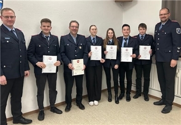 Der stellvertretende Ortsbrandmeister Jens Uhlenbruch (links) und Ortsbrandmeister Stefan Meier (rechts) mit den geehrten und beförderten Feuerwehrleuten: (von links) Hennes Köster, Reiner Eckhoff, Janne Eckhoff, Maren Ernst, Robert Schröder und Nico Ernst.