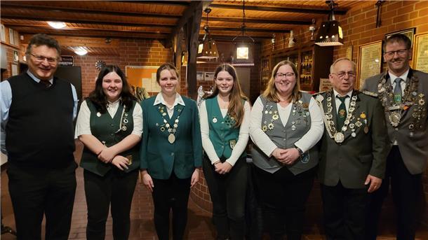 Der stellvertretende Samtgemeindebürgermeister Günther Nase (von links) mit erfolgreichen Teilnehmern des Samtgemeindeschießens in Tarmstedt: Alina Booth, Paula Kahrs, Leonie Booth, Hanna Randermann, Manfred Stelljes und Rainer Blome.