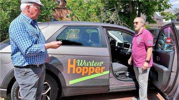 Der stellvertretende Vorsitzende des Vereins Harald Schewe (links) erklärt Hartmut Magers aus Cappel die wichtigsten Funktionen des E-Autos.