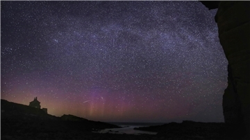 Der Sternenhimmel leuchtet über einem Badehaus in der Nähe von Howick, Northumberland. 